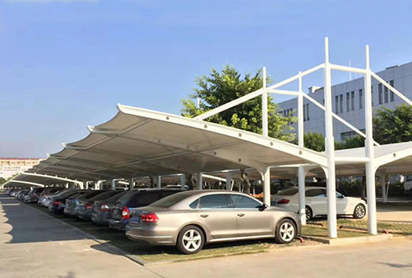 長春膜結(jié)構(gòu)車棚刮風(fēng)下雨都不怕