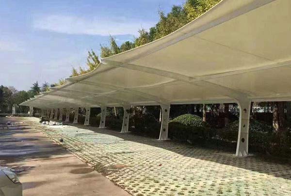 如何降低膜結(jié)構(gòu)停車棚造價(jià)？