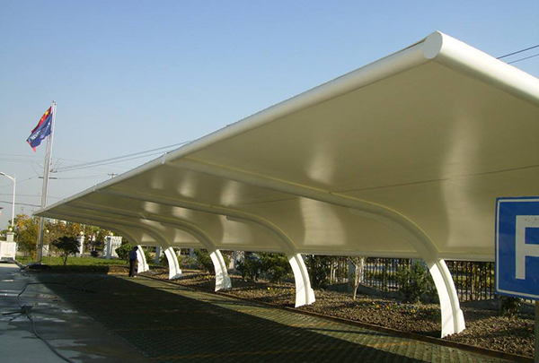 長(zhǎng)春膜結(jié)構(gòu)停車棚在哪些方面優(yōu)于傳統(tǒng)車棚呢？