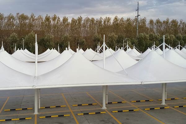 長春膜結(jié)構(gòu)遮陽雨棚是一種輕質(zhì)、美觀、透光性好的遮陽雨棚